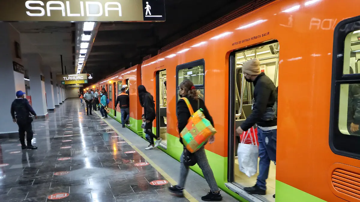 Falla en tren provoca caos en la L12